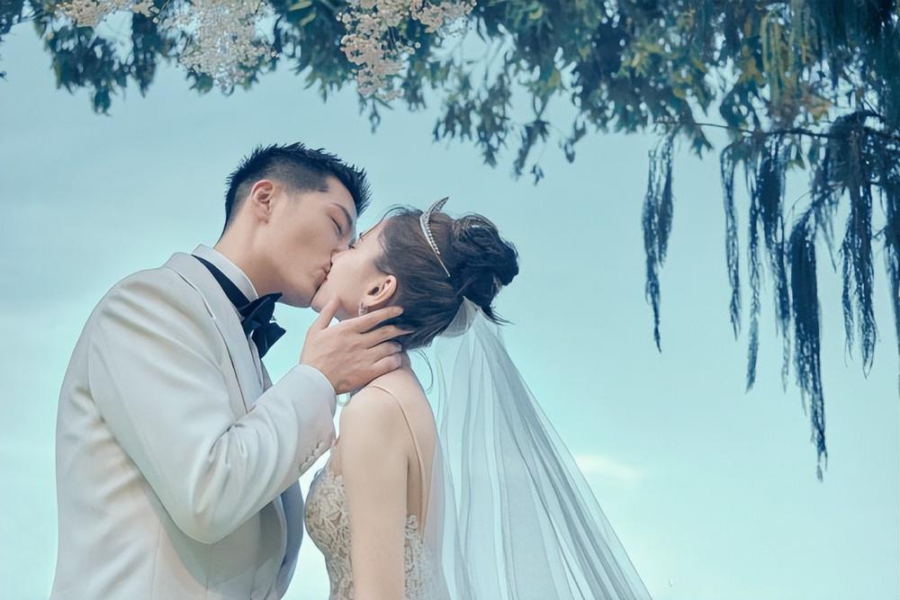 范楷与信义光能控股有限公司投资总监魏刚就光伏玻璃项目进行洽谈